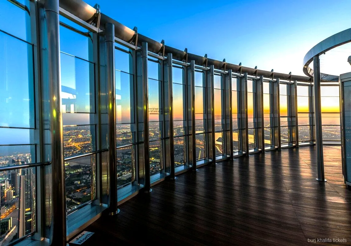 Terrazza all'aperto sulla terrazza panoramica del Burj Khalifa incluso nel biglietto