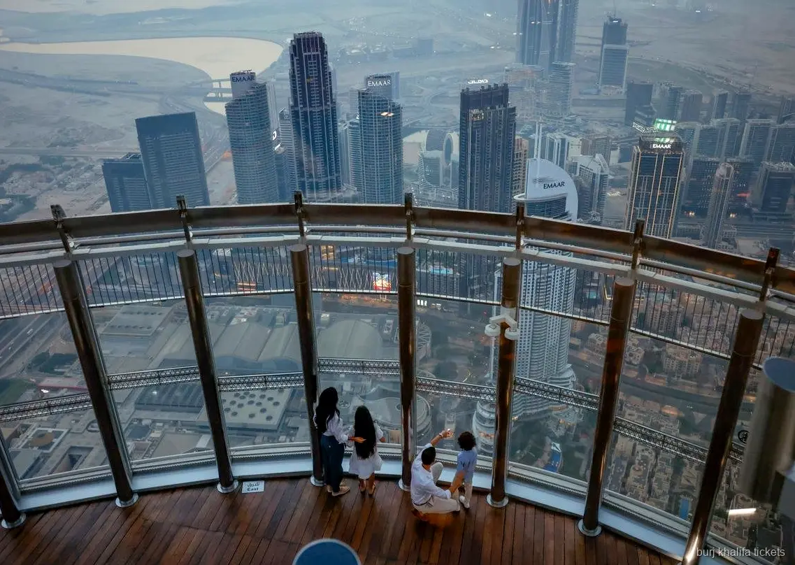 Visiteurs munis de billets Burj Khalifa sur l'étage d'observation du niveau 125
