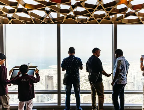 Przestrzeń SKY Lounge wliczona w bilet na 148. piętro Burj Khalifa