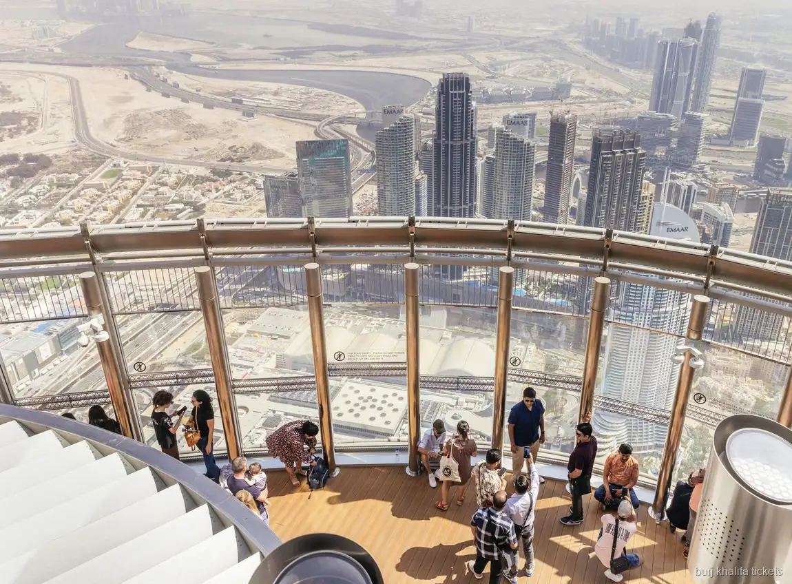 Widok z tarasu widokowego Burj Khalifa objęty biletem łączonym z akwarium
