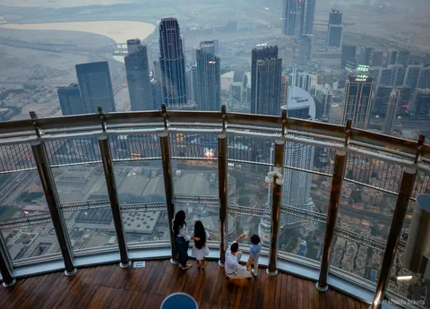 Odwiedzający z biletami na Burj Khalifa na piętrze widokowym 125