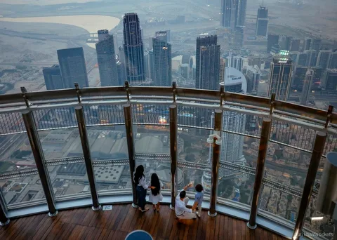 Détenteurs de billet coupe file Burj Khalifa sur l'étage d'observation du niveau 125