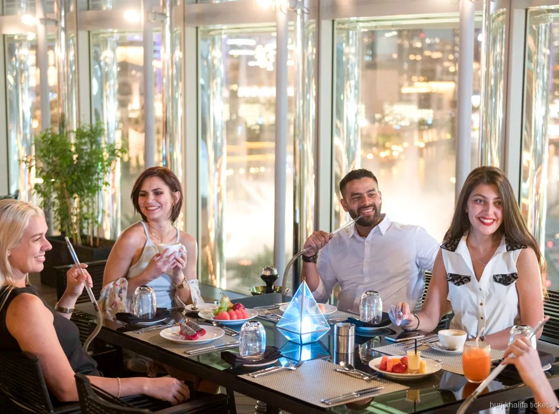 Driegangenmaaltijd geserveerd als onderdeel van het Burj Khalifa dinerticket