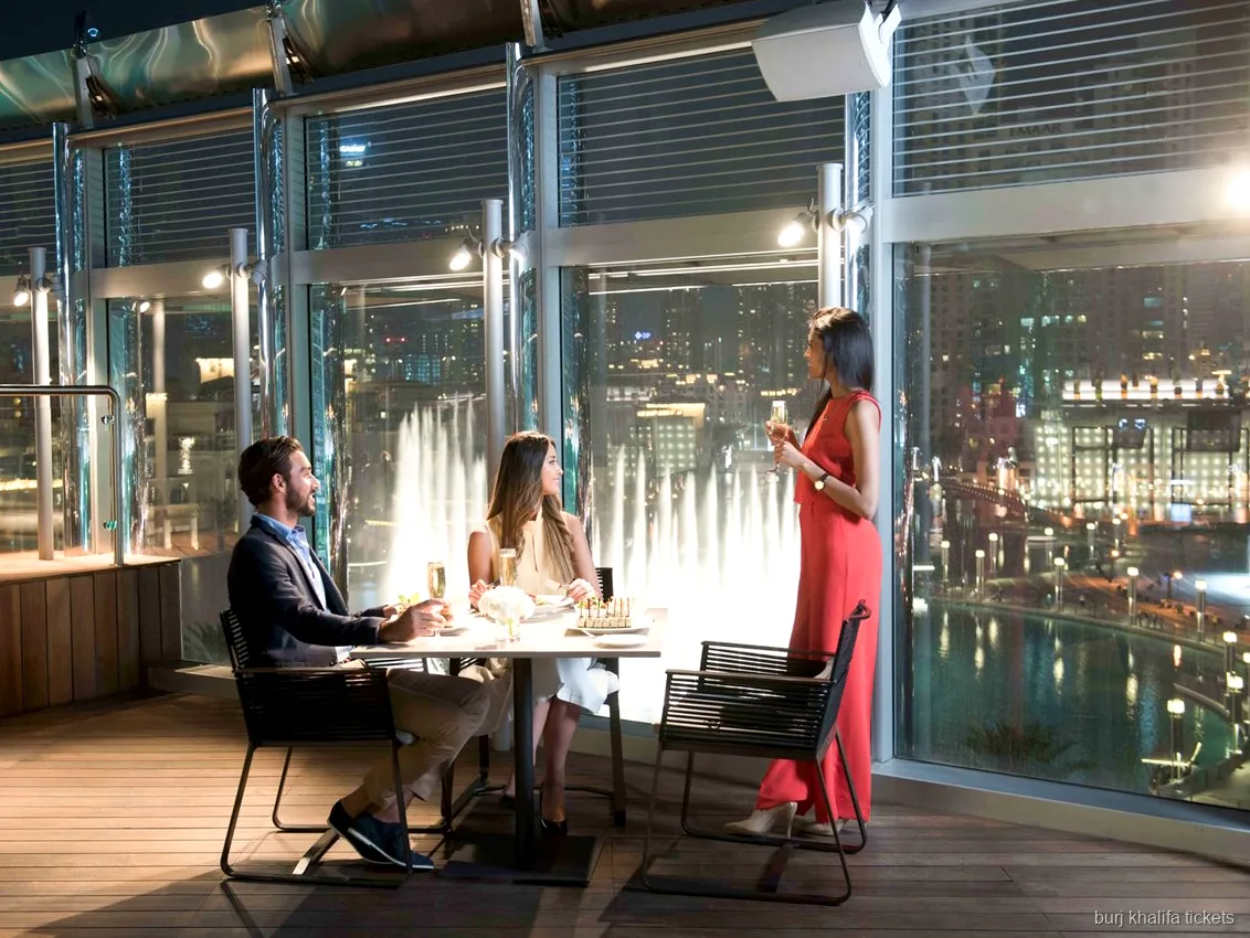 Uitzicht op de Dubai Fountain vanuit het restaurant van het Burj Khalifa dinerticket