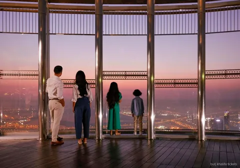 Panoramisch uitzicht vanaf het Burj Khalifa fast track uitkijkplatform