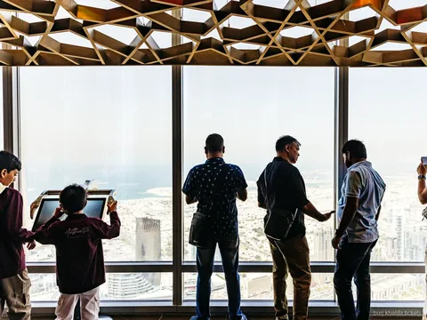 Zona SKY Lounge incluida en la entrada al piso 148 del Burj Khalifa