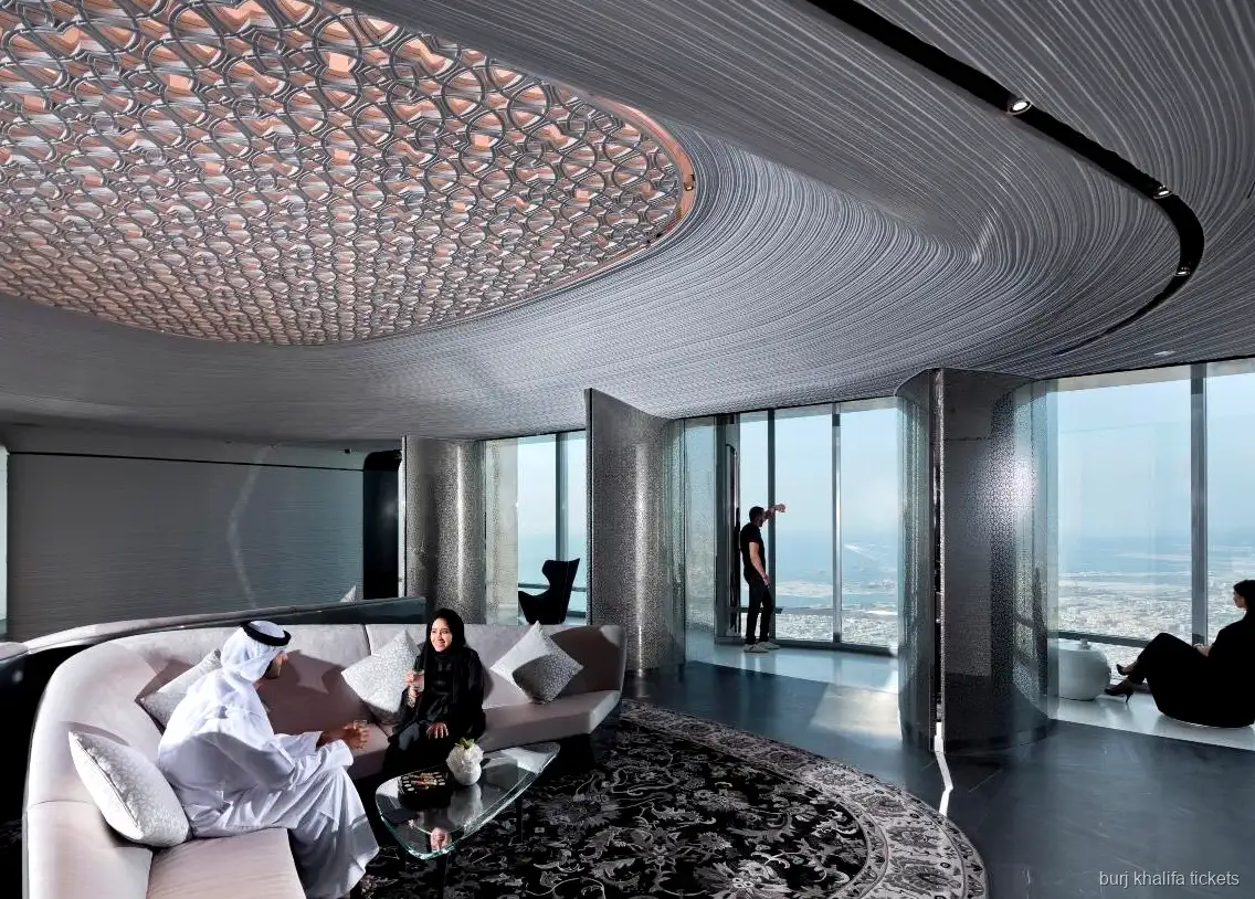 Glazen glijbaan bij Sky Views Dubai, een optionele extra op het Burj Khalifa combiticket