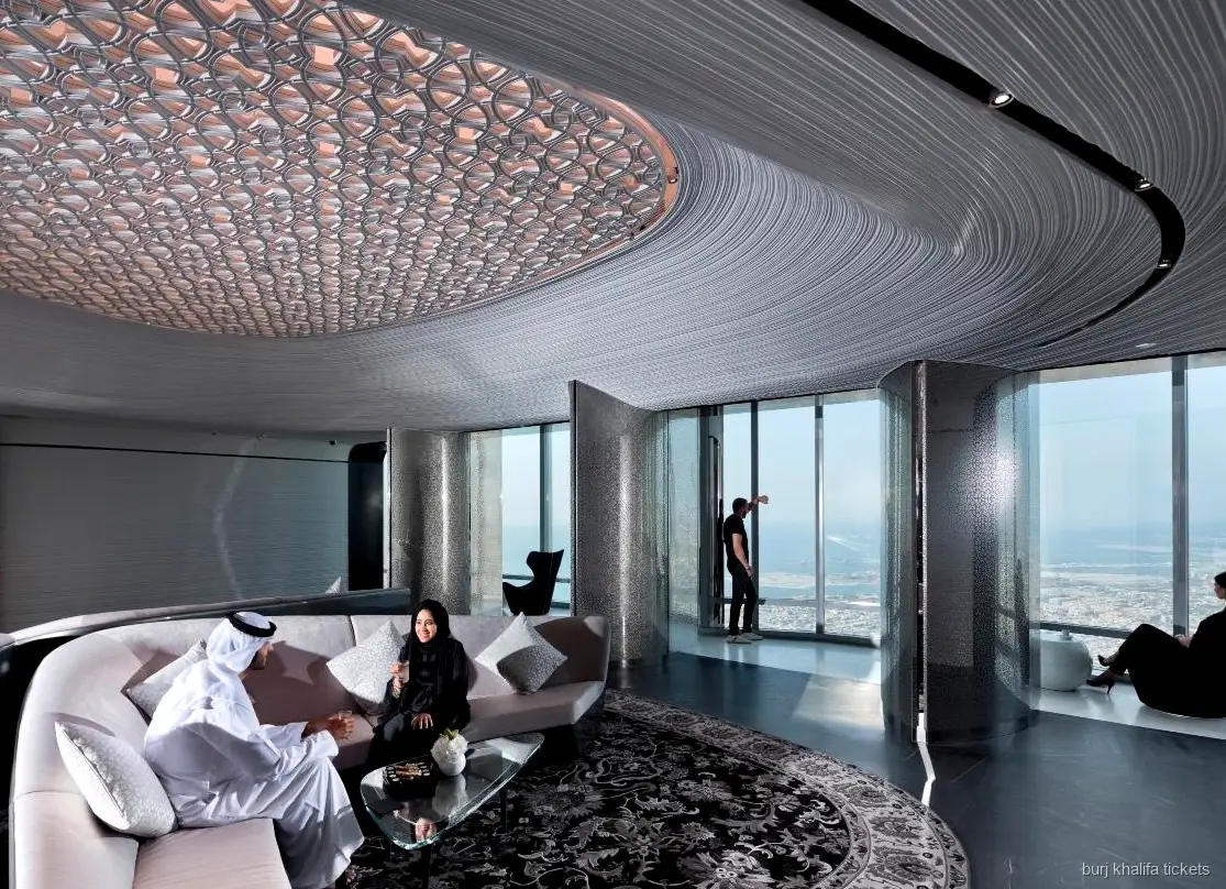 Glasrutsche bei Sky Views Dubai, optionaler Zusatz im Burj Khalifa Kombiticket