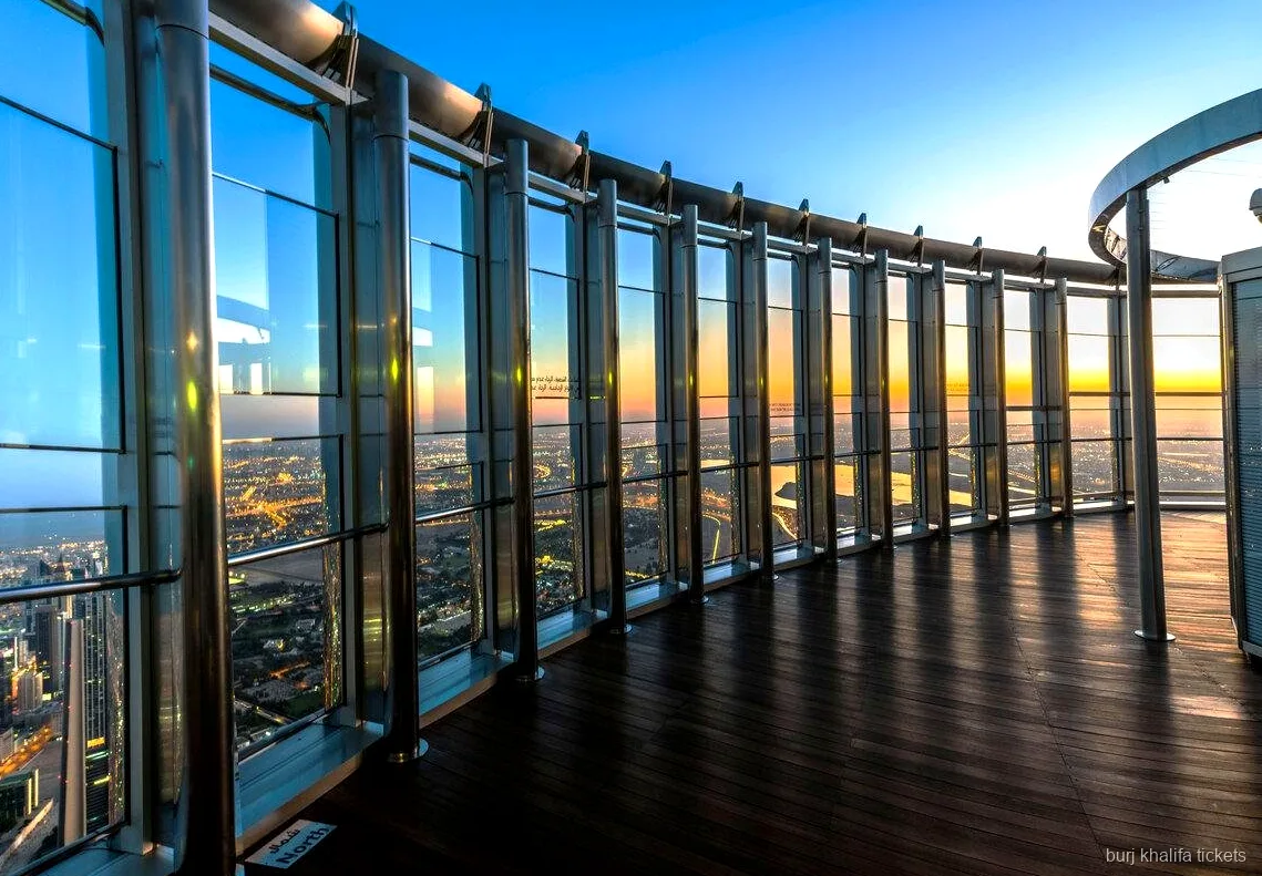 Buitenterras op het uitkijkplatform van de Burj Khalifa, inbegrepen bij het ticket