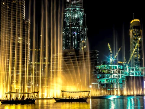Dubai Fountain show bekeken vanaf de Burj Lake boottocht dicht bij de Burj Khalifa