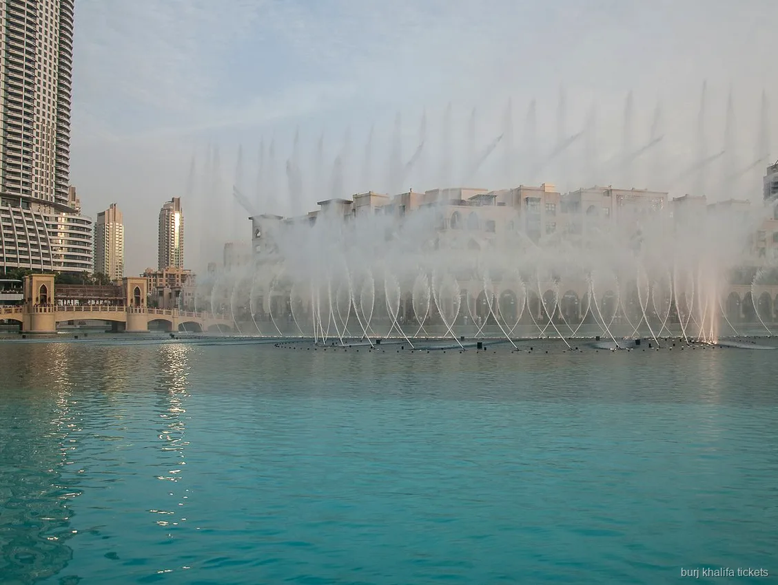 Passagiers op het Burj Lake boottocht ticket die de fonteinshow bekijken