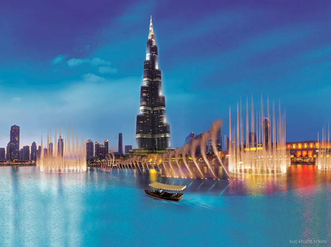 Tradizionale barca abra sul Burj Lake vicino al Burj Khalifa