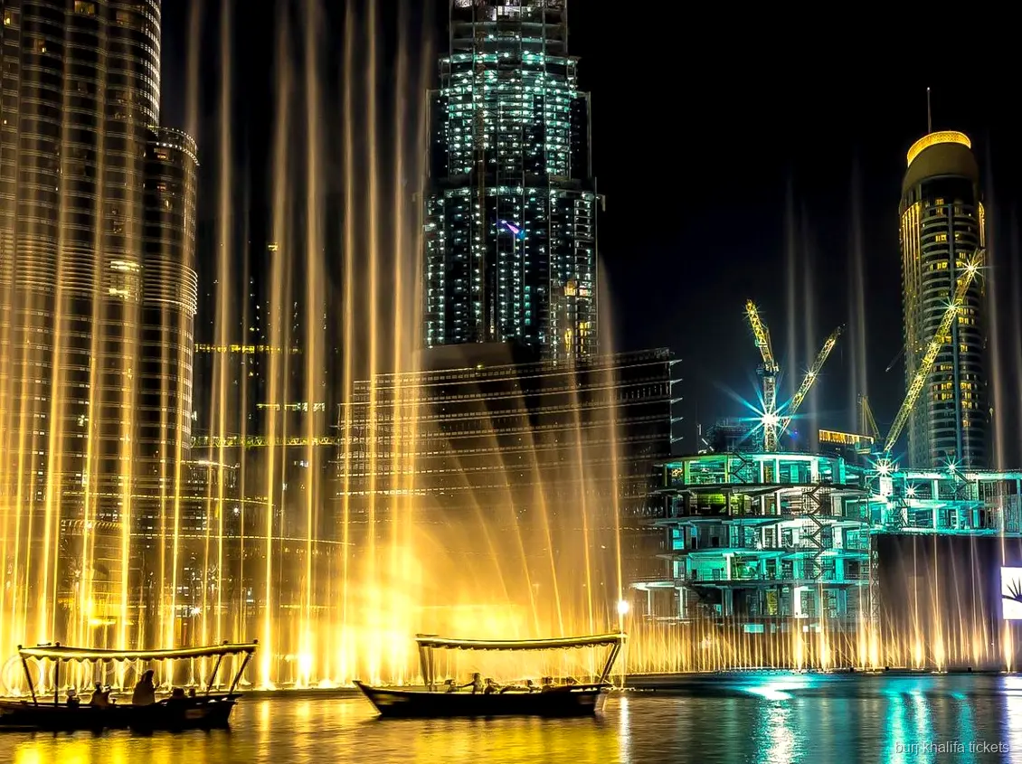 Pokaz Dubai Fountain widziany z rejsu po Burj Lake blisko Burj Khalifa