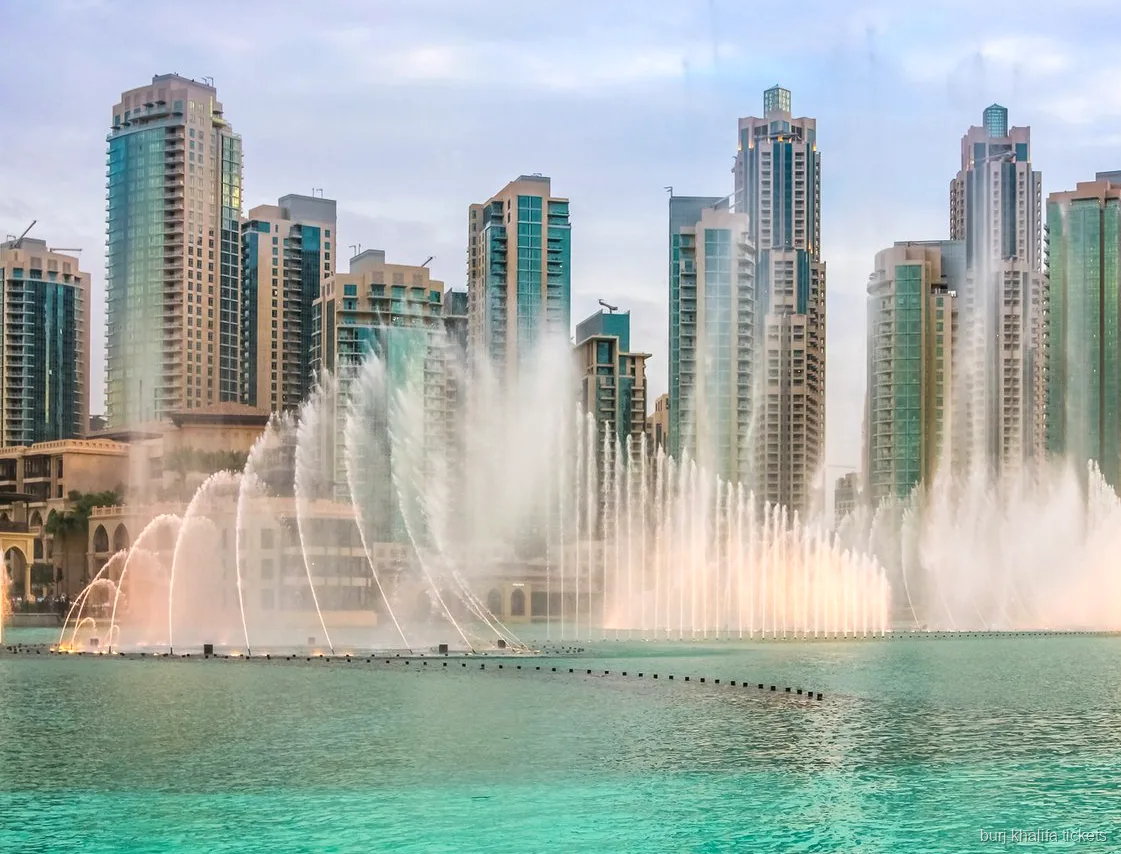 Widok na panoramę Burj Khalifa z łodzi na rejsie i pokazie fontanny