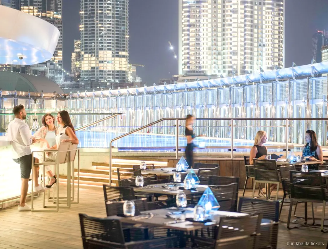 Vue depuis la plateforme d'observation incluse avant le repas sur le billet dîner Burj Khalifa
